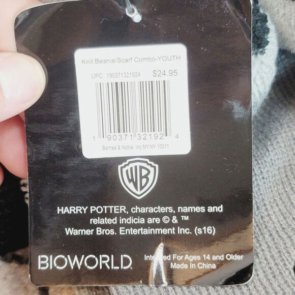 HARRY POTTER HOGWARTS CREST KNIT BEANIE & SCARF COMBO, YOUTH SET - Picture 6 of 11